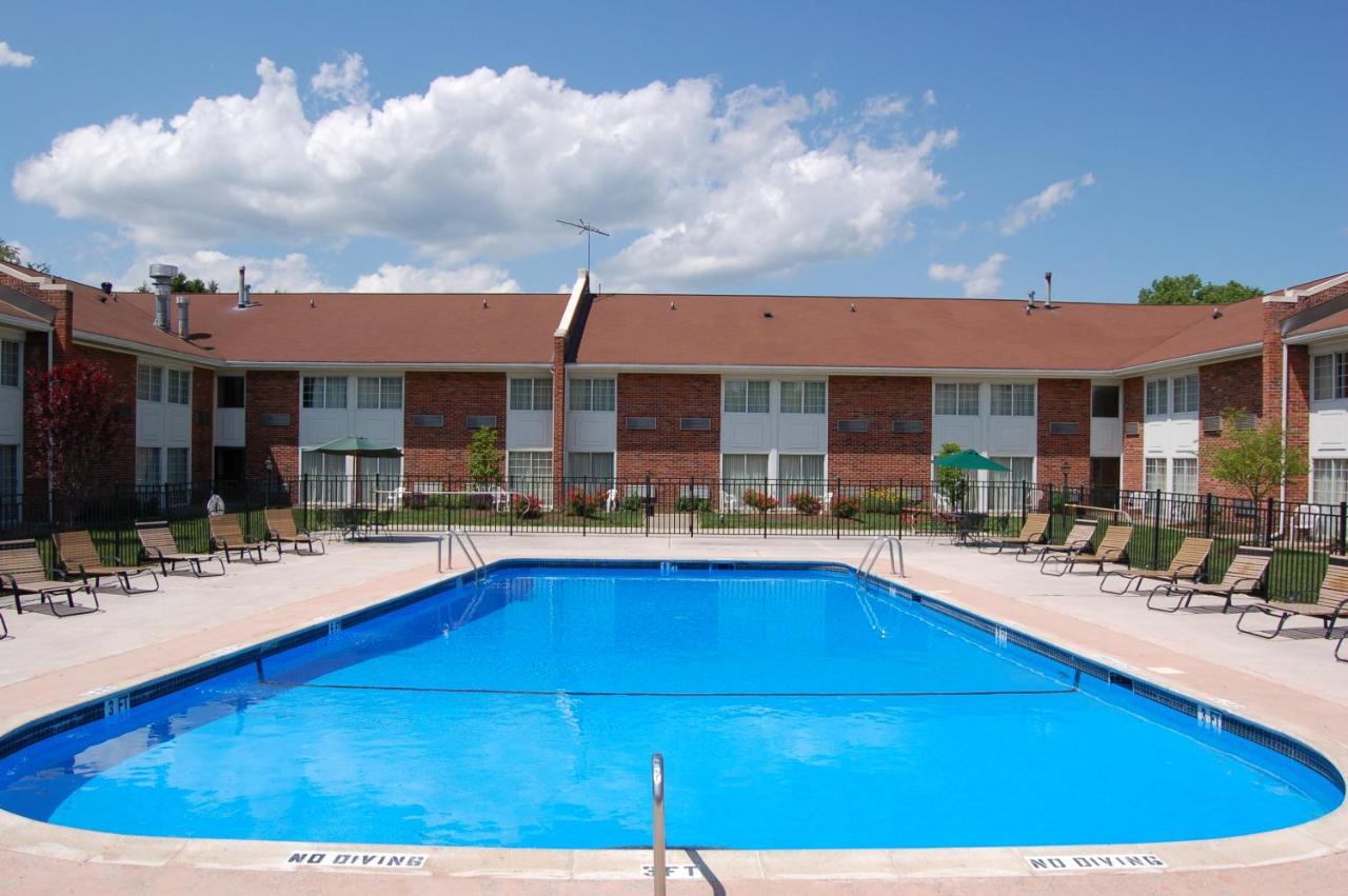 Rodeway Inn & Suites East Windsor Екстериор снимка