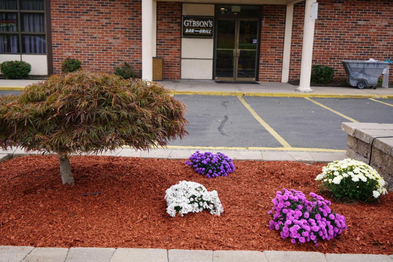 Rodeway Inn & Suites East Windsor Екстериор снимка