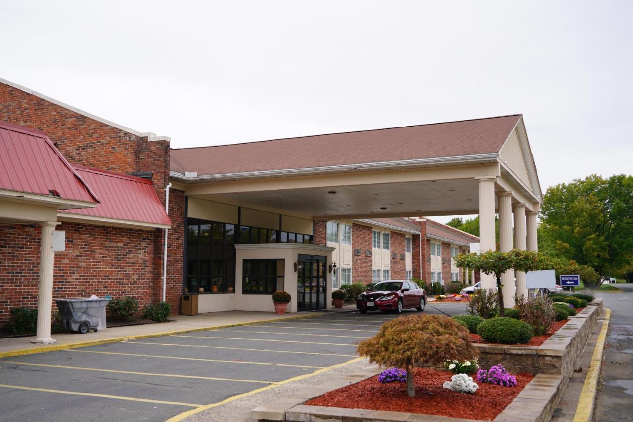 Rodeway Inn & Suites East Windsor Екстериор снимка