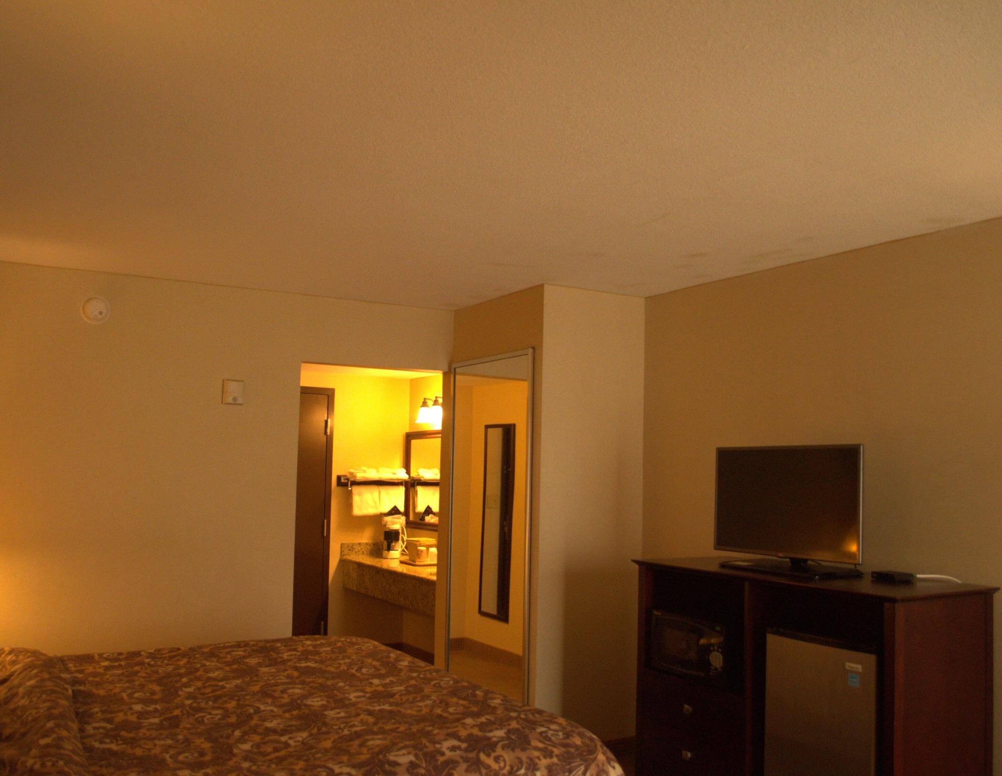 Rodeway Inn & Suites East Windsor Екстериор снимка