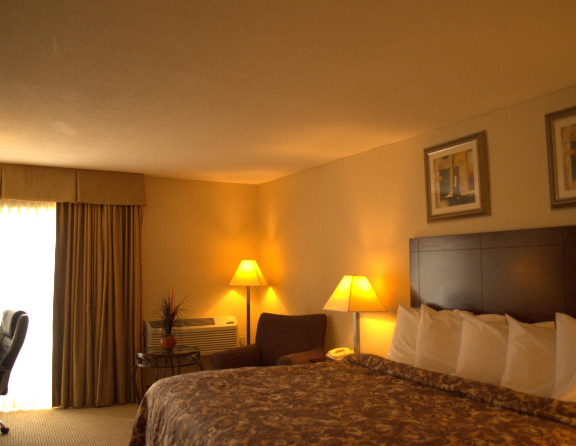 Rodeway Inn & Suites East Windsor Екстериор снимка
