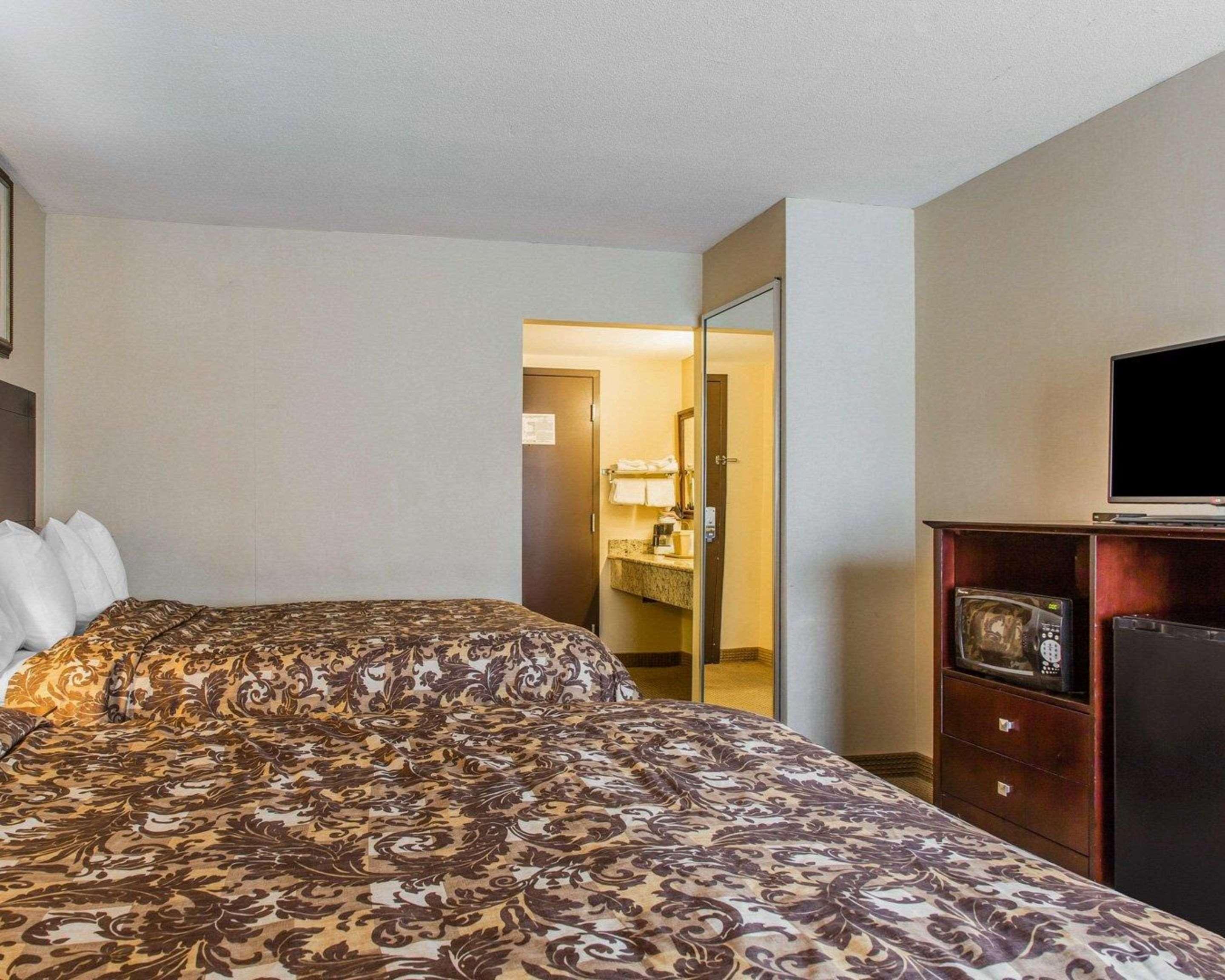Rodeway Inn & Suites East Windsor Екстериор снимка