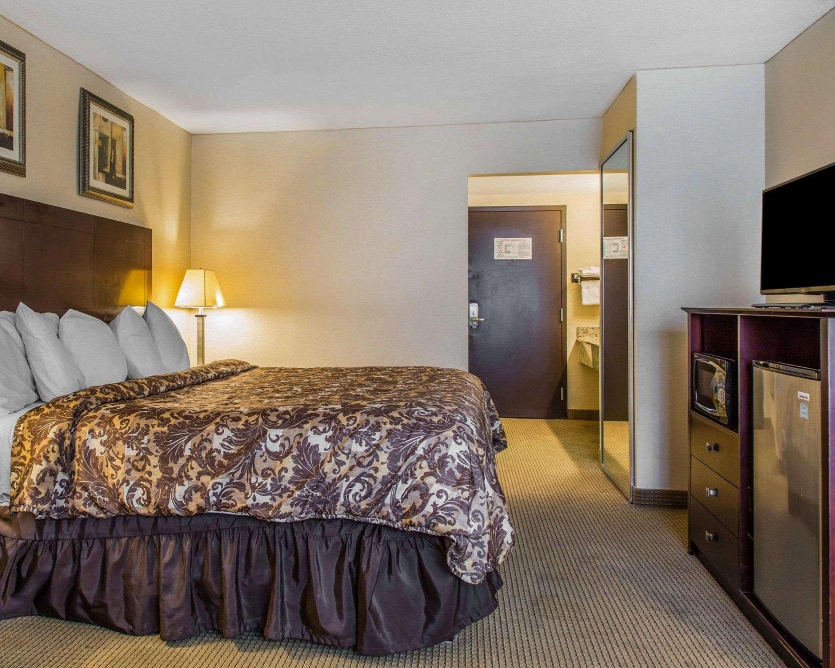 Rodeway Inn & Suites East Windsor Екстериор снимка