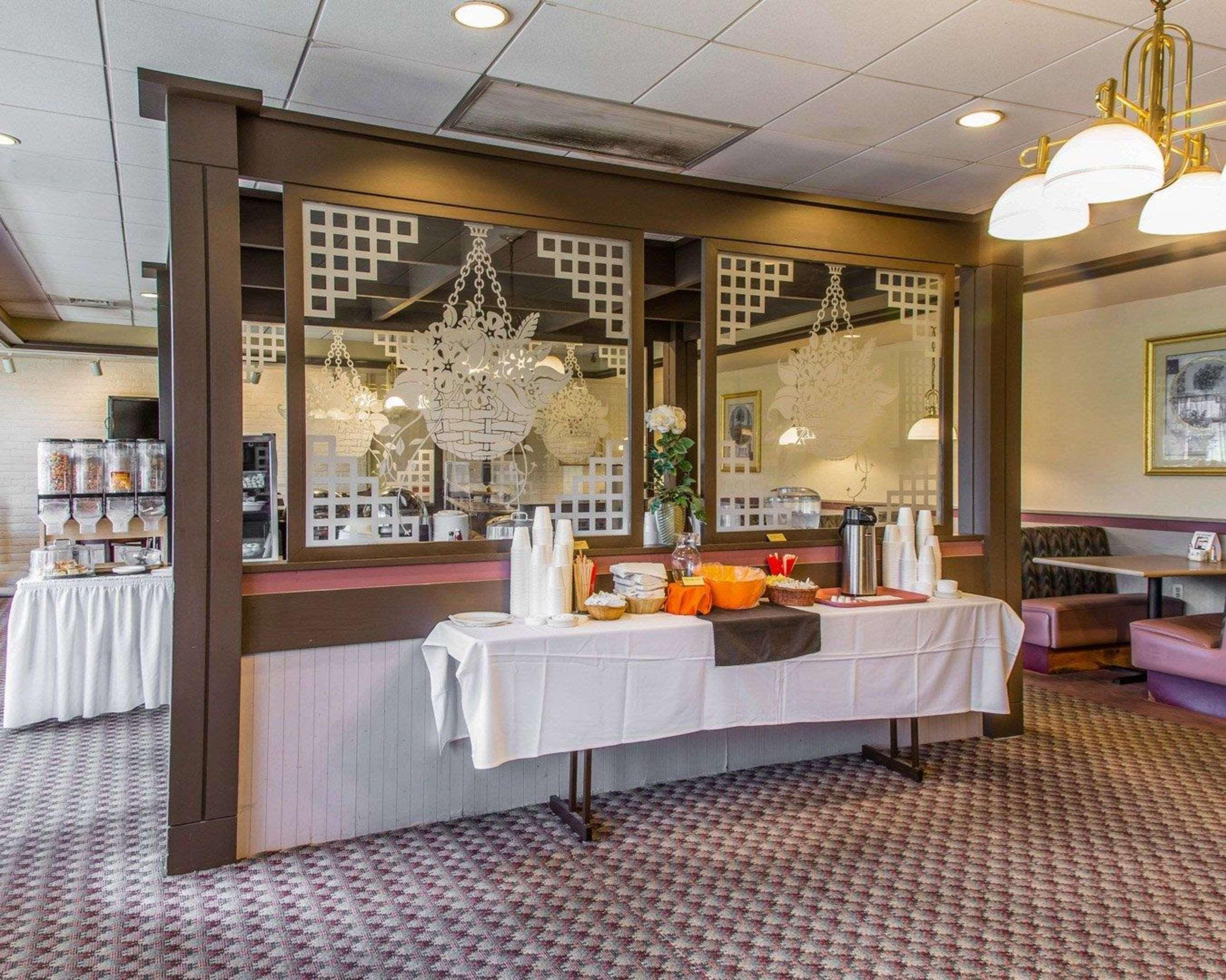 Rodeway Inn & Suites East Windsor Екстериор снимка
