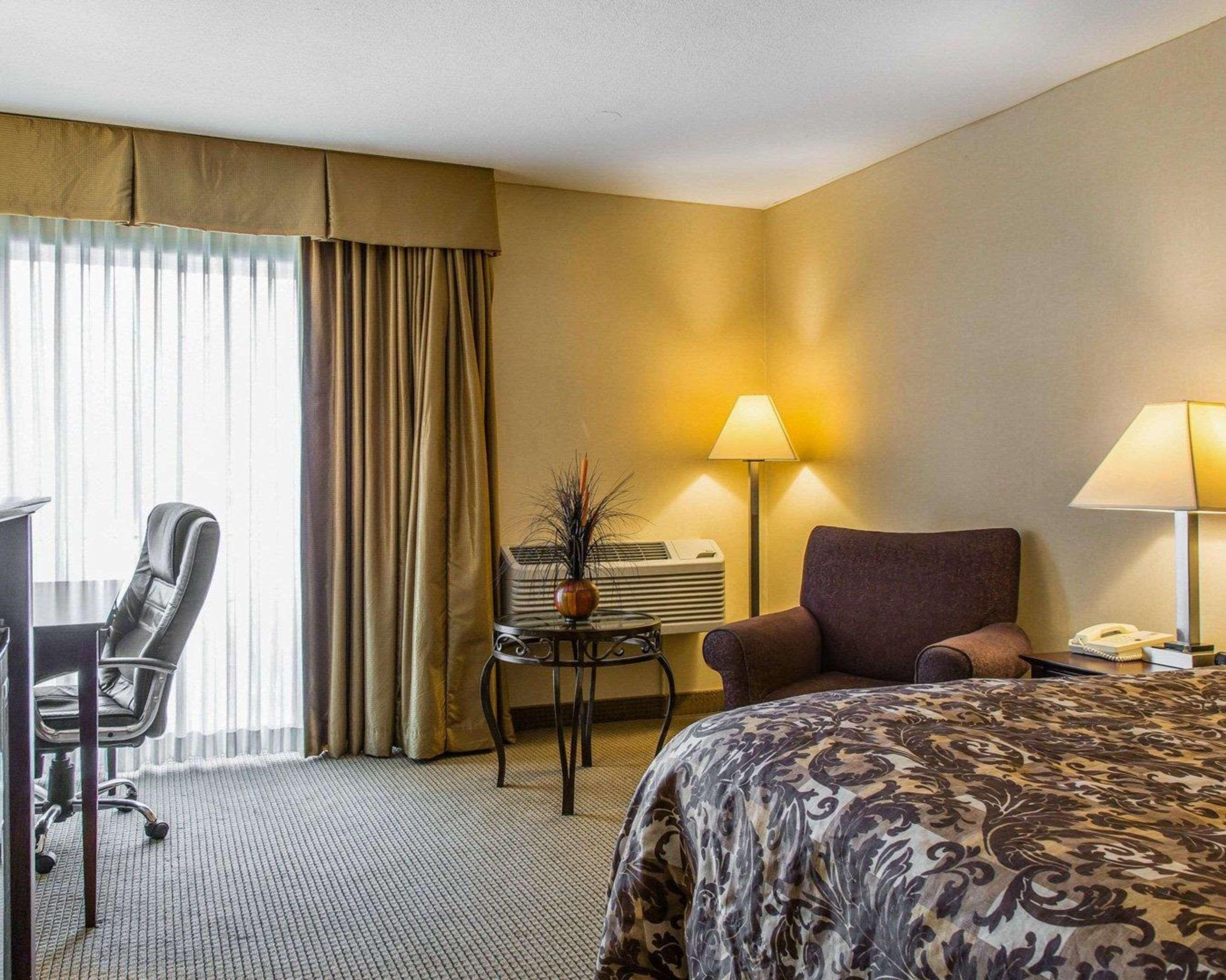 Rodeway Inn & Suites East Windsor Екстериор снимка
