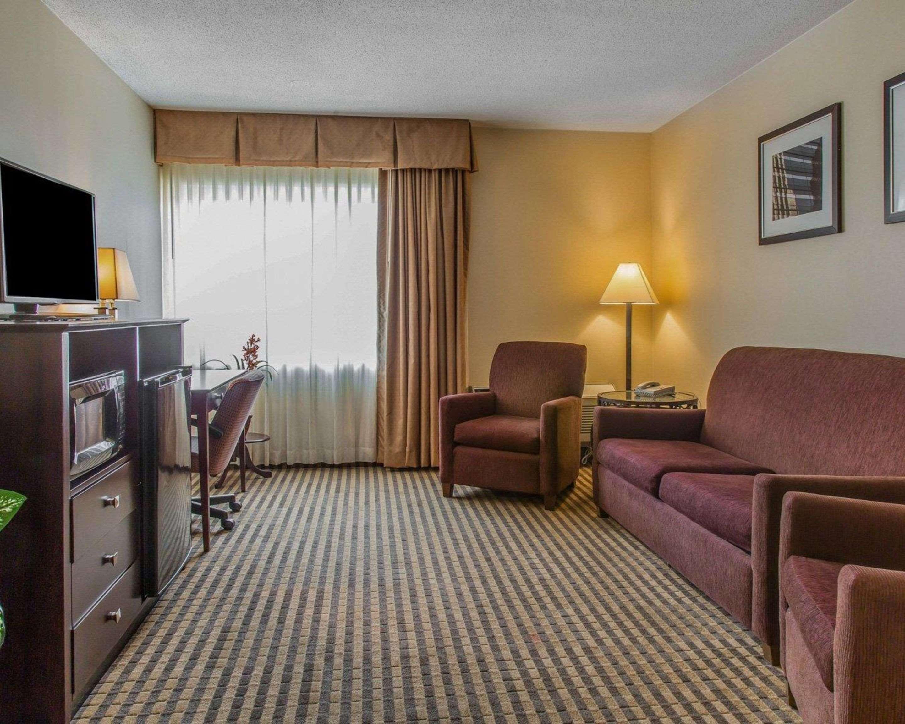 Rodeway Inn & Suites East Windsor Екстериор снимка