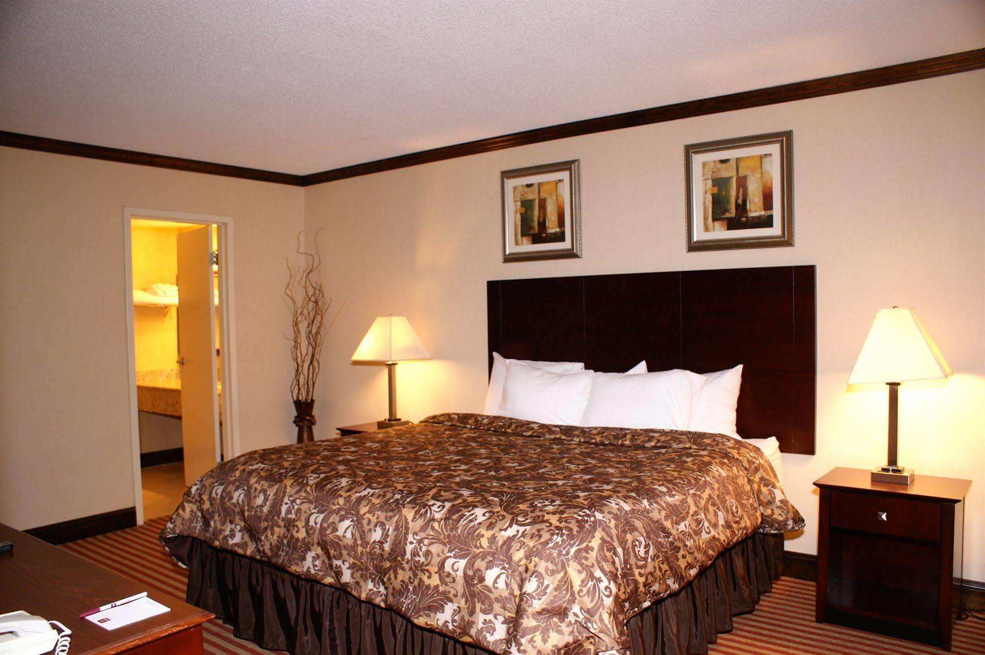 Rodeway Inn & Suites East Windsor Екстериор снимка